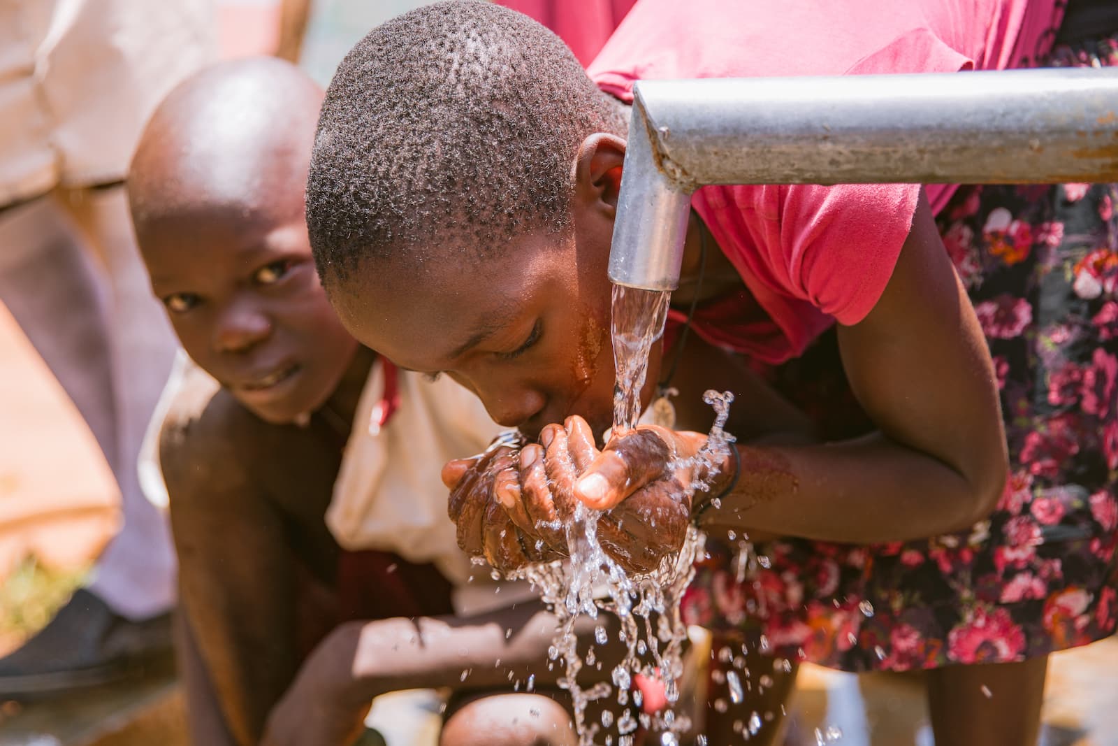 UGANDA – Apă pentru cei mai însetați copii ai lumii.